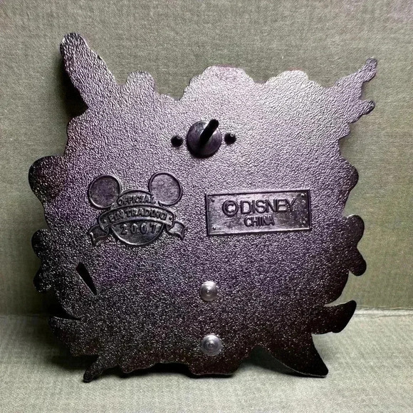 Disney Pin 2007 My Boyfriend is a Pirate Glow in Dark used - Picture 4 of 4